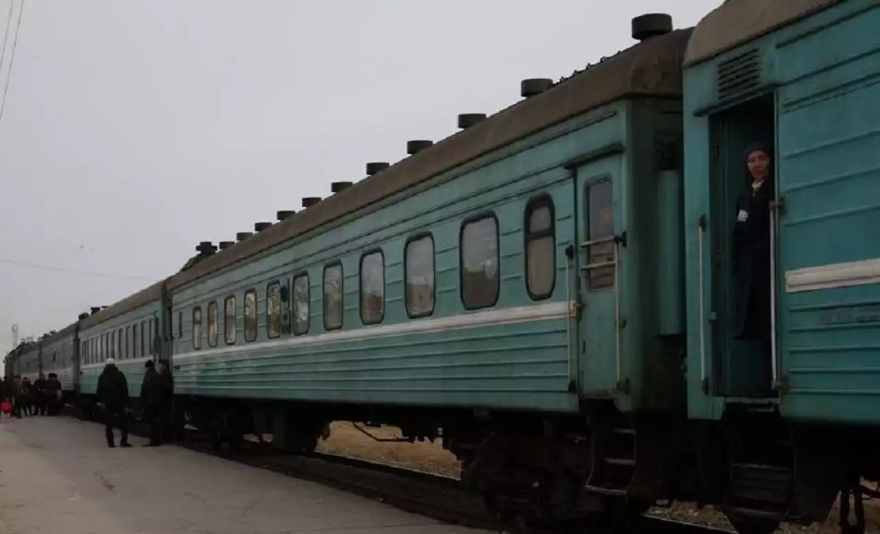 «Темекі бермеген»: Ақтөбеде пойыз бастығын вокзалда пышақтап өлтірді