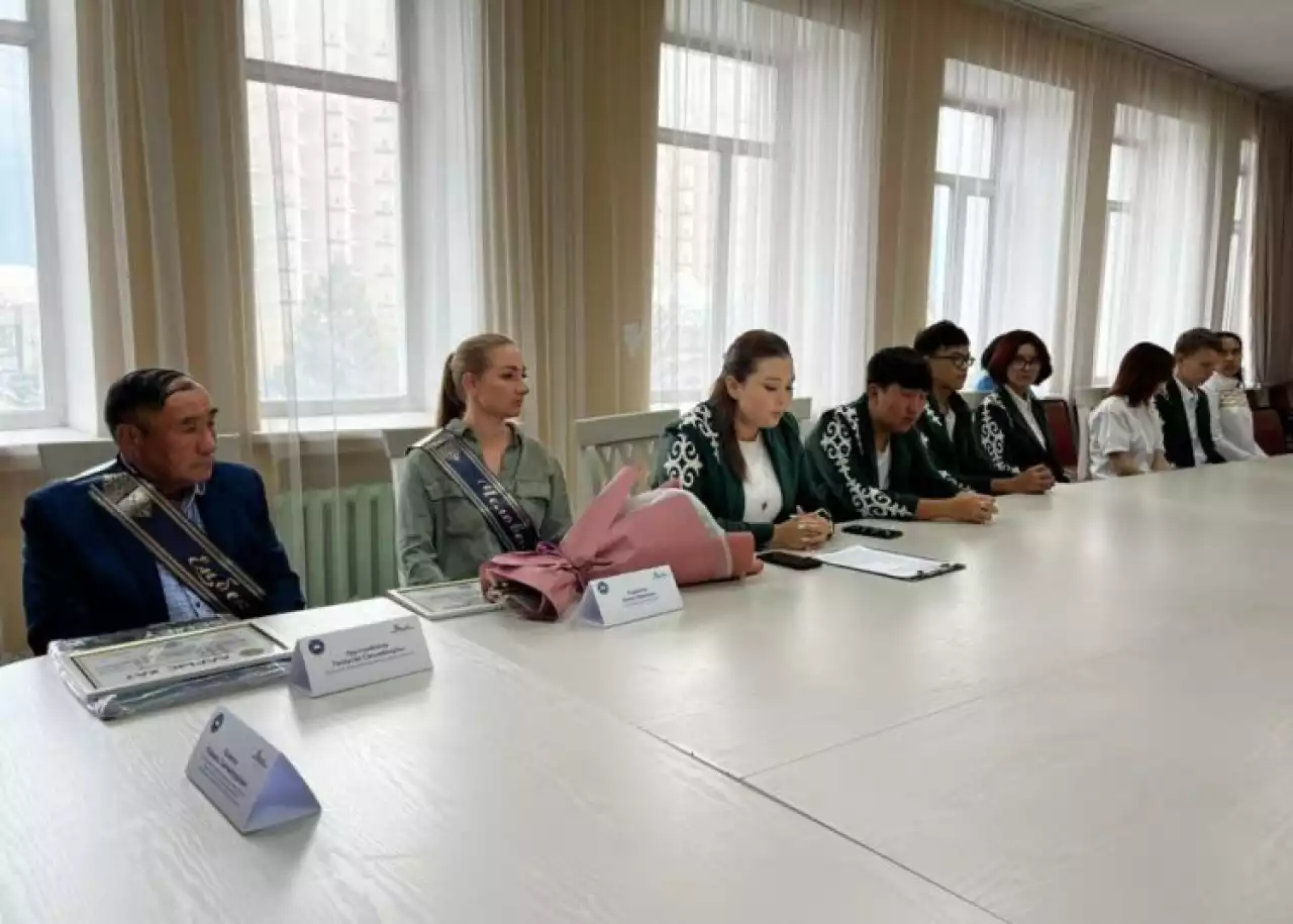 Семейде жұмысшы жылына орай еңбек ардагерлері мен жастар кездесті