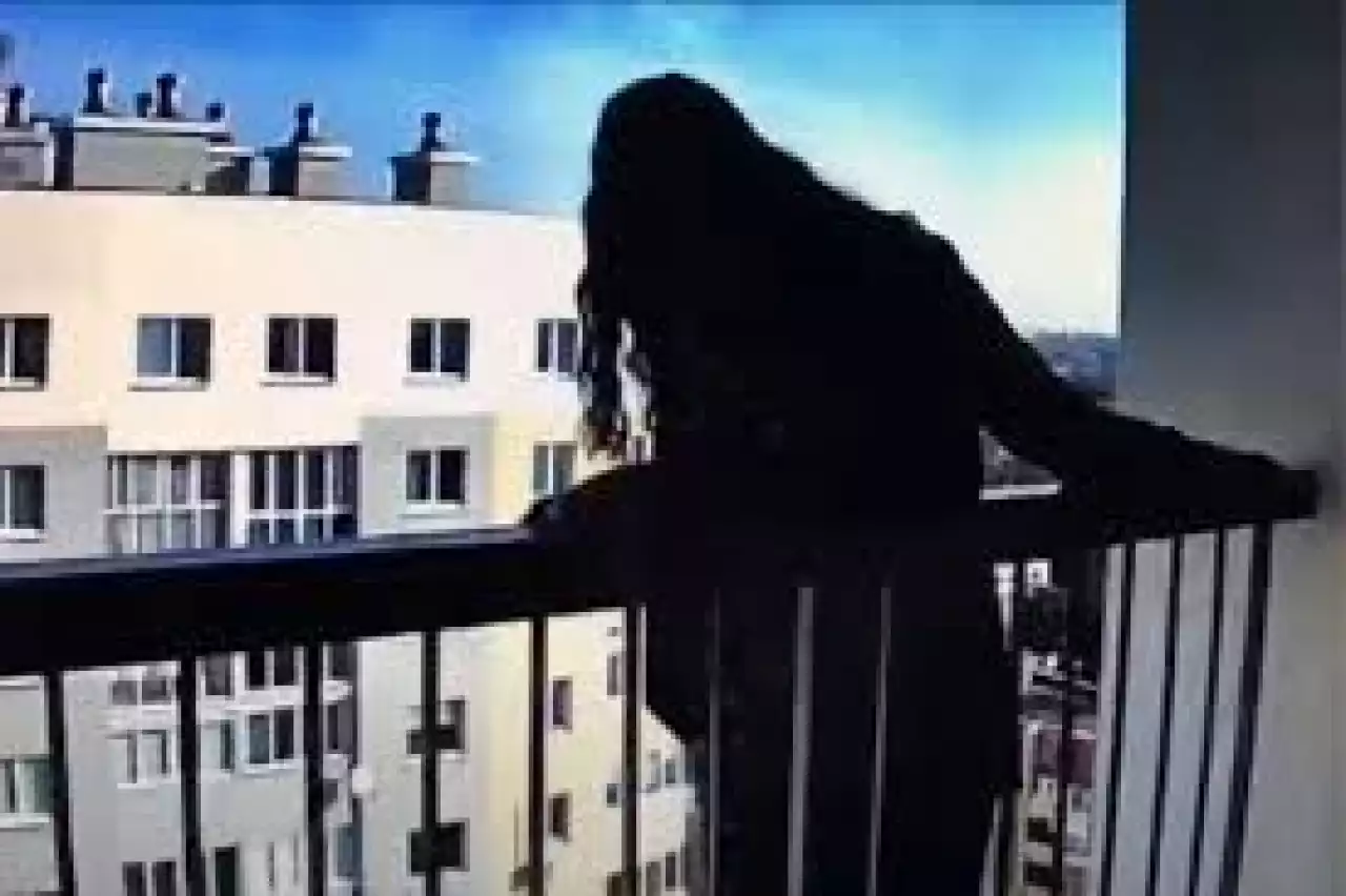 Ақтауда 19 жастағы қыз көпқабатты үйден құлап қаза тапты