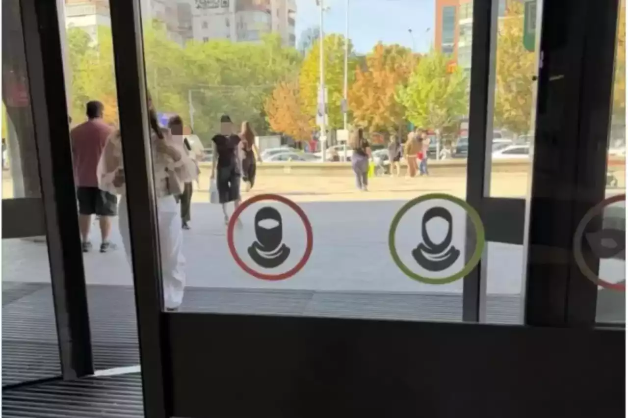 «Мұсылман әйелдердің құқығын шектеп отыр»: Алматыда сауда орталықтарының бірінде никабпен кіруге тыйым салынған