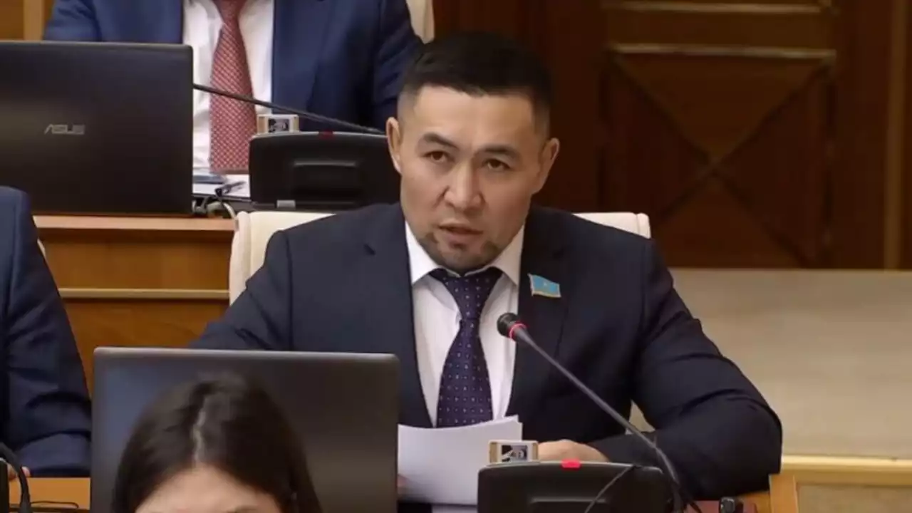 “70  жасқа толып отыр”: Ардақ Назаров мәжіліс отырысында анасын туған күнімен құттықтады