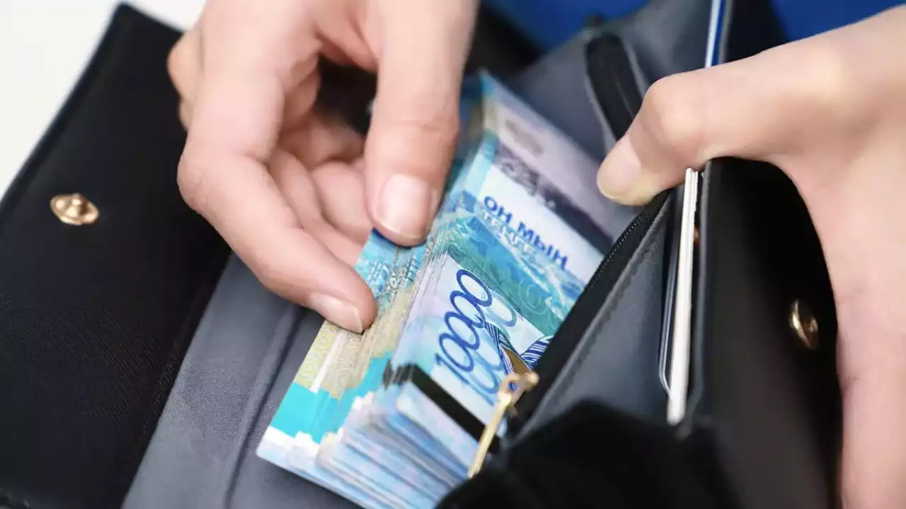 Қазақстанда қанша адам ең төменгі жалақыға күнелтіп жүр: министр жауап берді