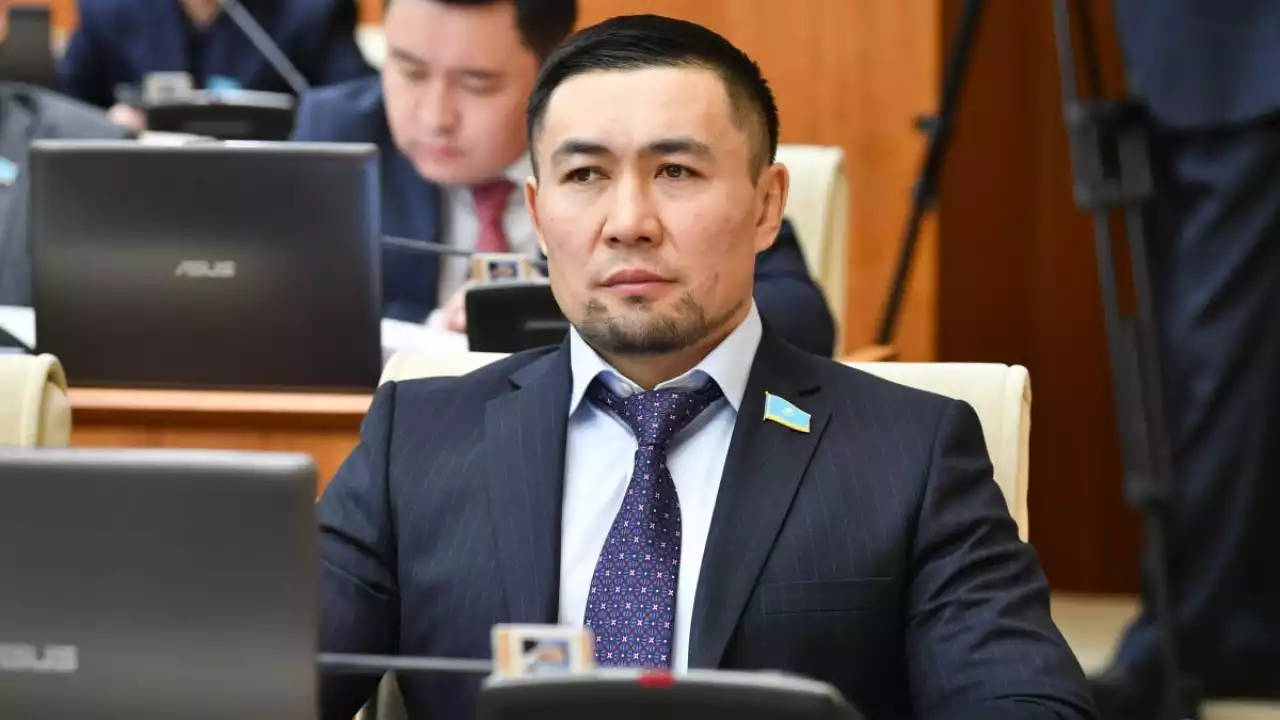 «Өмірге басқа көзқараспен қарайық»: Ардақ Назаров өзін анасын құттықтағаны үшін сынағандарға жауап берді