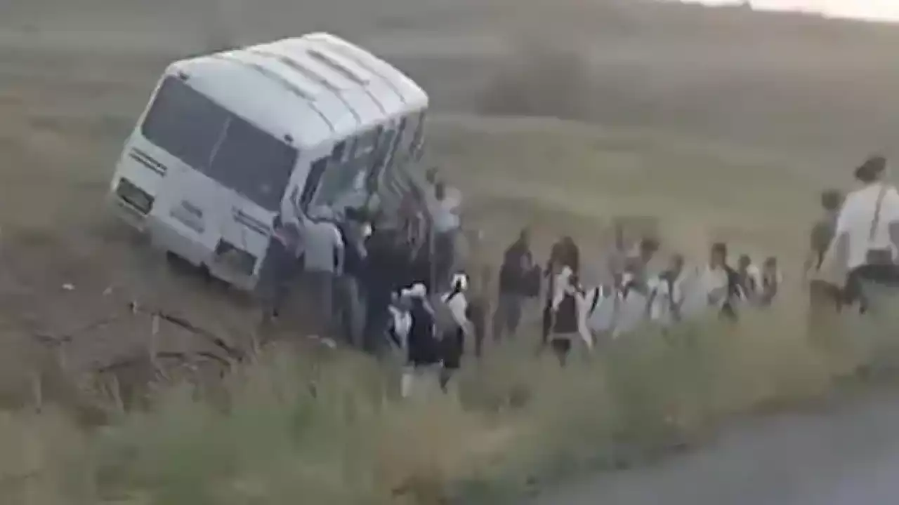 Алматы облысында оқушылар мінген автобус жеңіл көлікпен соқтығысты: екі адам қаза тапты