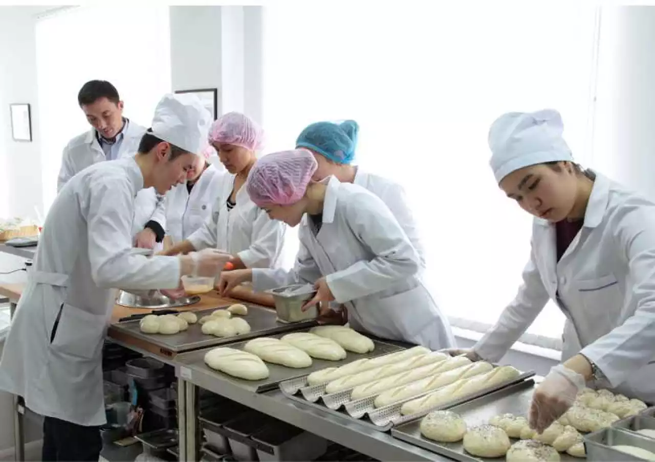 Семейде технология колледжінің студенттері нан өнімдерін өздері пісіріп, сатуды қолға алды
