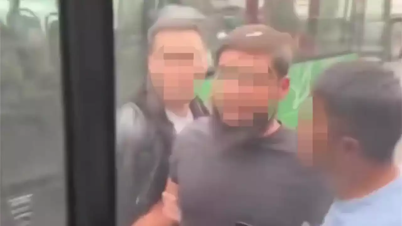 Алматыда жеңіл көліктегі ер адам автобус жүргізушісіне шабуыл жасады (ВИДЕО)