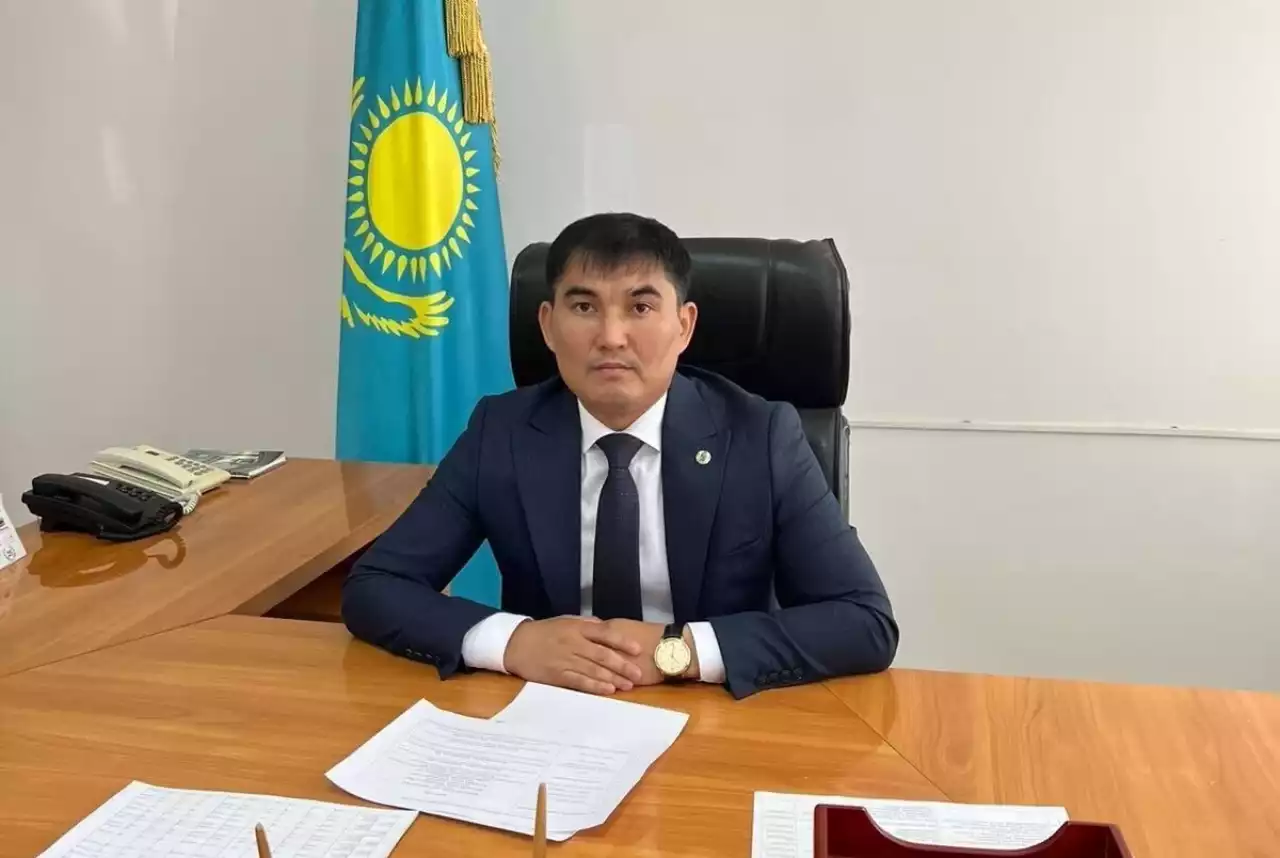 «Отбасымды тастамаймын, сені де ренжітпеймін»: Ақтөбе облысында әкім өз кабинетінде жалғызбасты әйелді ұрып-соққан