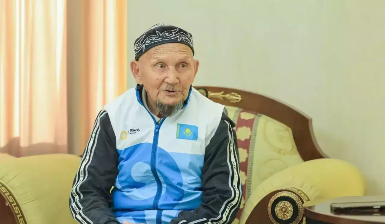 Павлодарда қарттар үйінде тұратын 94 жастағы зейнеткер қажылыққа деп жинаған ақшасын 30 әйелге бөліп берді