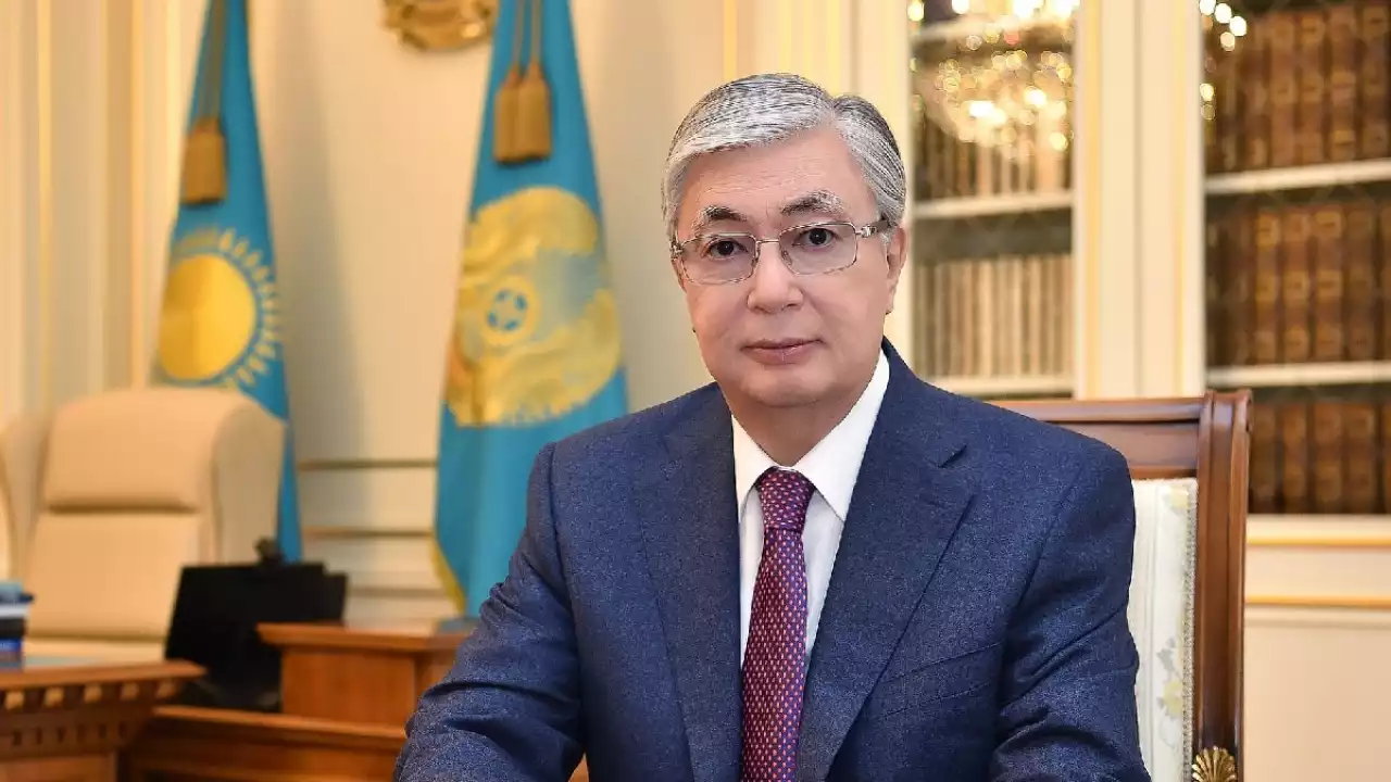 Тоқаев мұғалімдерді алдағы ұстаздар күнімен құттықтады