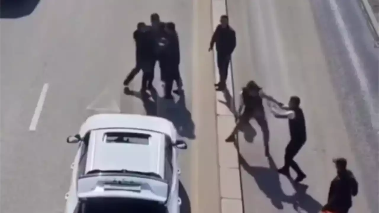 Алматыда жүргізушілер жолда төбелес шығарды (ВИДЕО)
