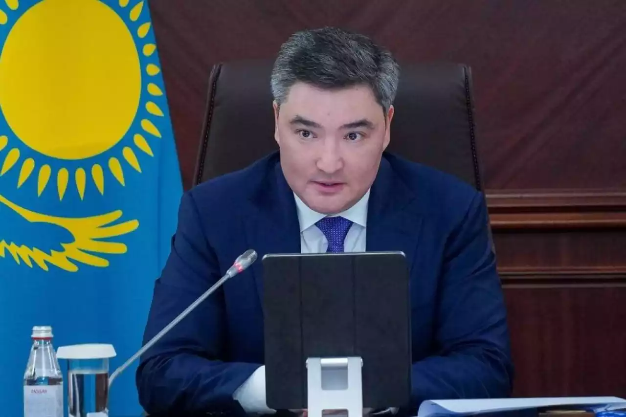 Олжас Бектенов қоңырауға жауап беру үшін Үкімет отырысынан шығып кетті