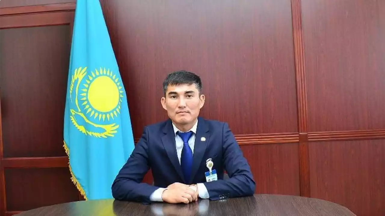 Кабинетінде көңілдесін ұрып, тұншықтырған ақтөбелік әкімге айыппұл салынды