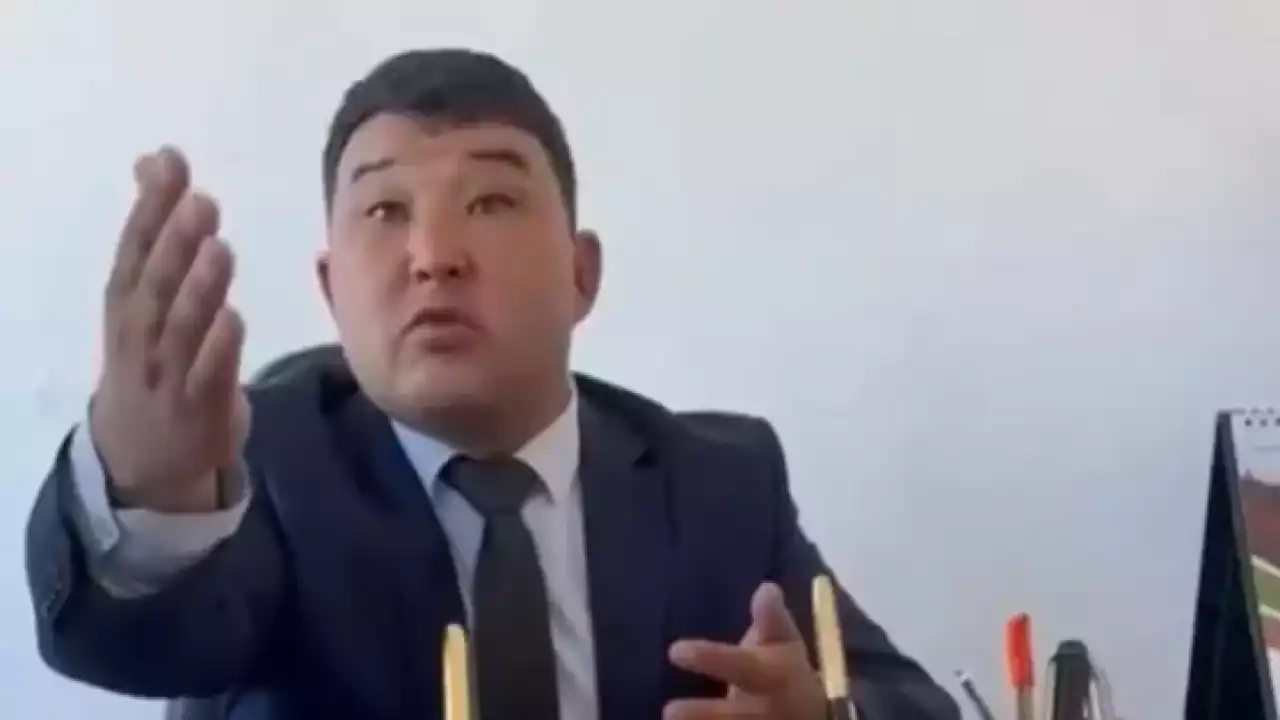 ШҚО-да ауыл тұрғындарына бейәдеп сөздер айтып, ашуланған әкімге айыппұл салынды