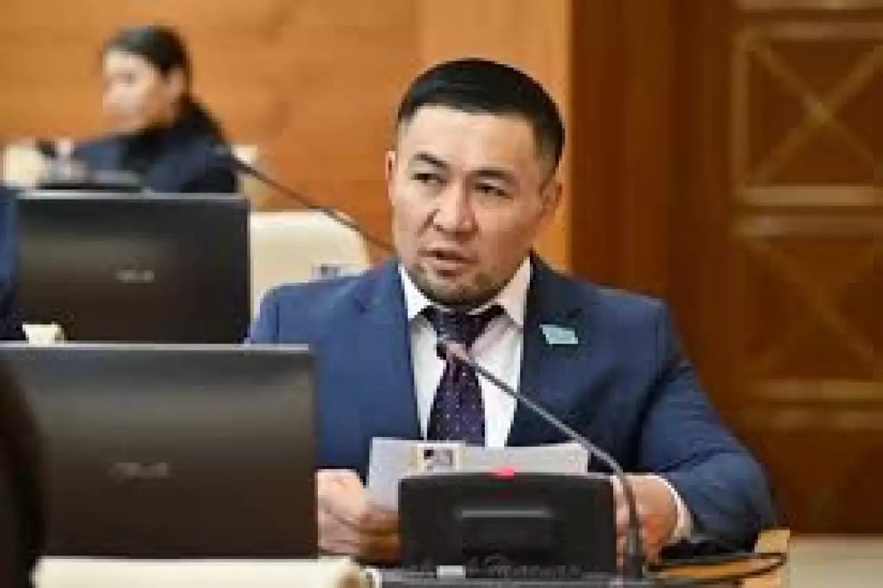 «Қазақ тілі пәнінен оқытады екен»: Ардақ Назаровтың есімі кітапқа енгізілген