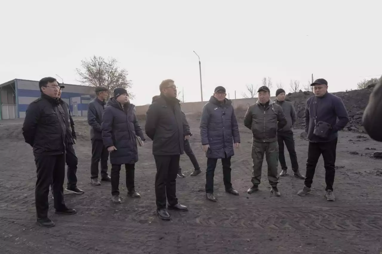 Семейде қала әкімі Әділет Қожанбаев қаладағы көмір сату нысандарын аралады