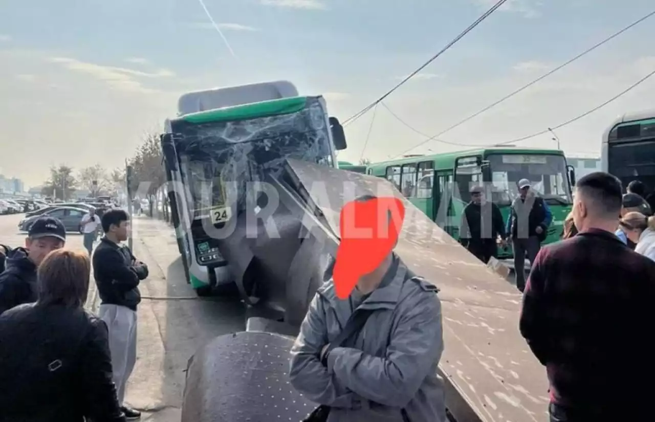 Алматыда автобус аялдамаға соғылды: жаяу жүргінші зардап шекті