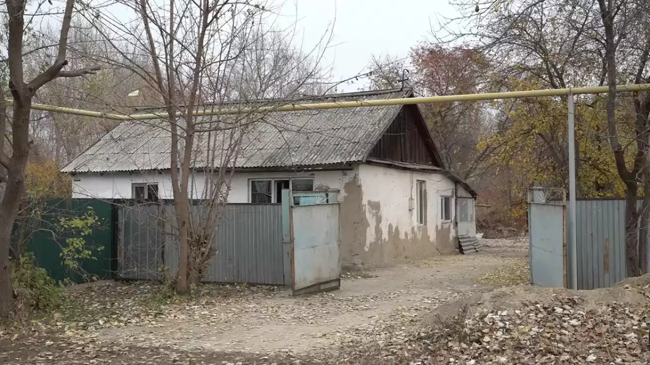 «Әке-шешесі ішімдікке салынған»: Алматы облысында 12 жастағы оқушының денесі үйінің ауласынан табылды