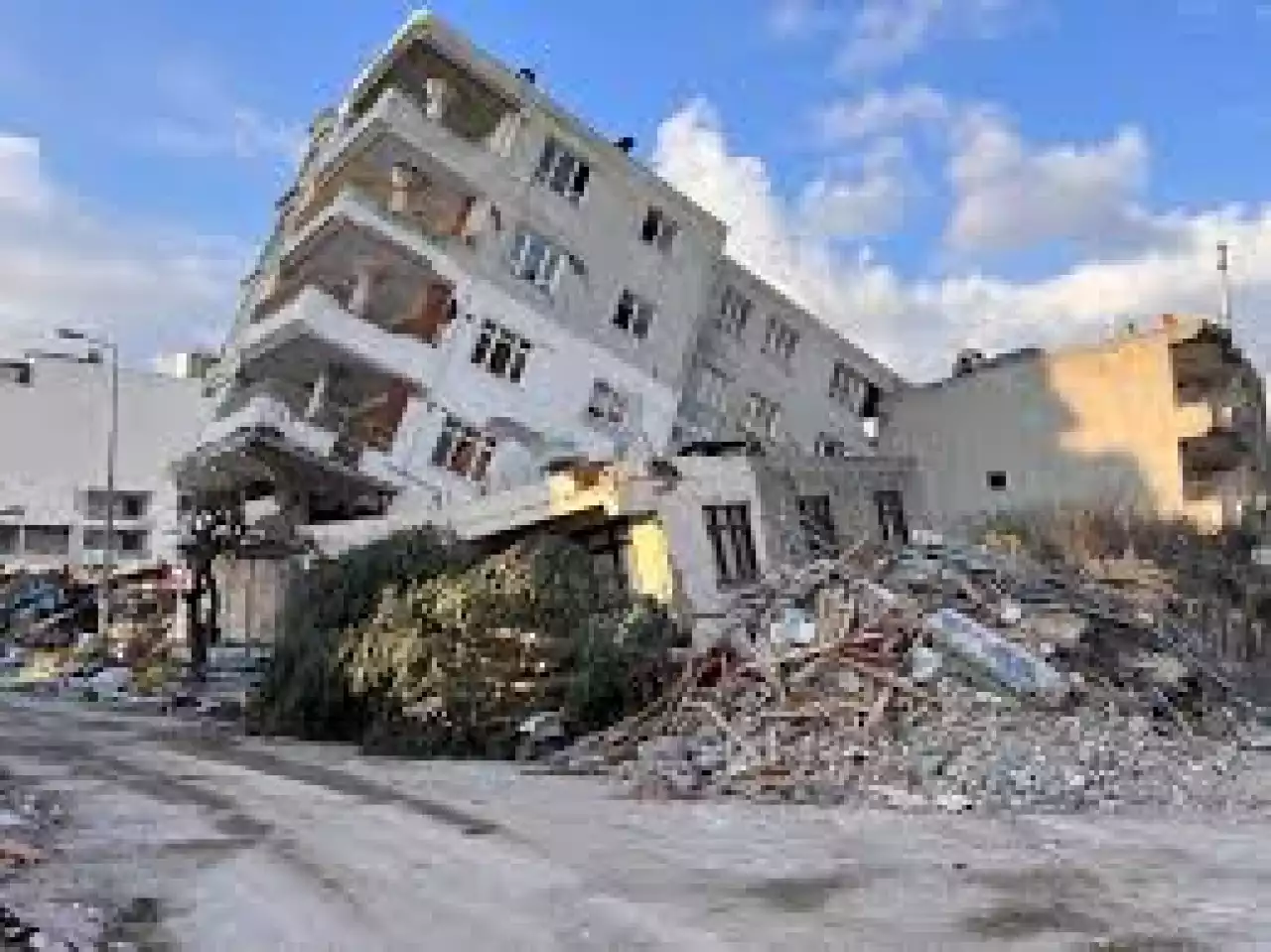 Түркиядағы 96 адам қаза тапқан жойқын жер сілкінісі: сот мердгерді 62 рет өмір бойына соттады