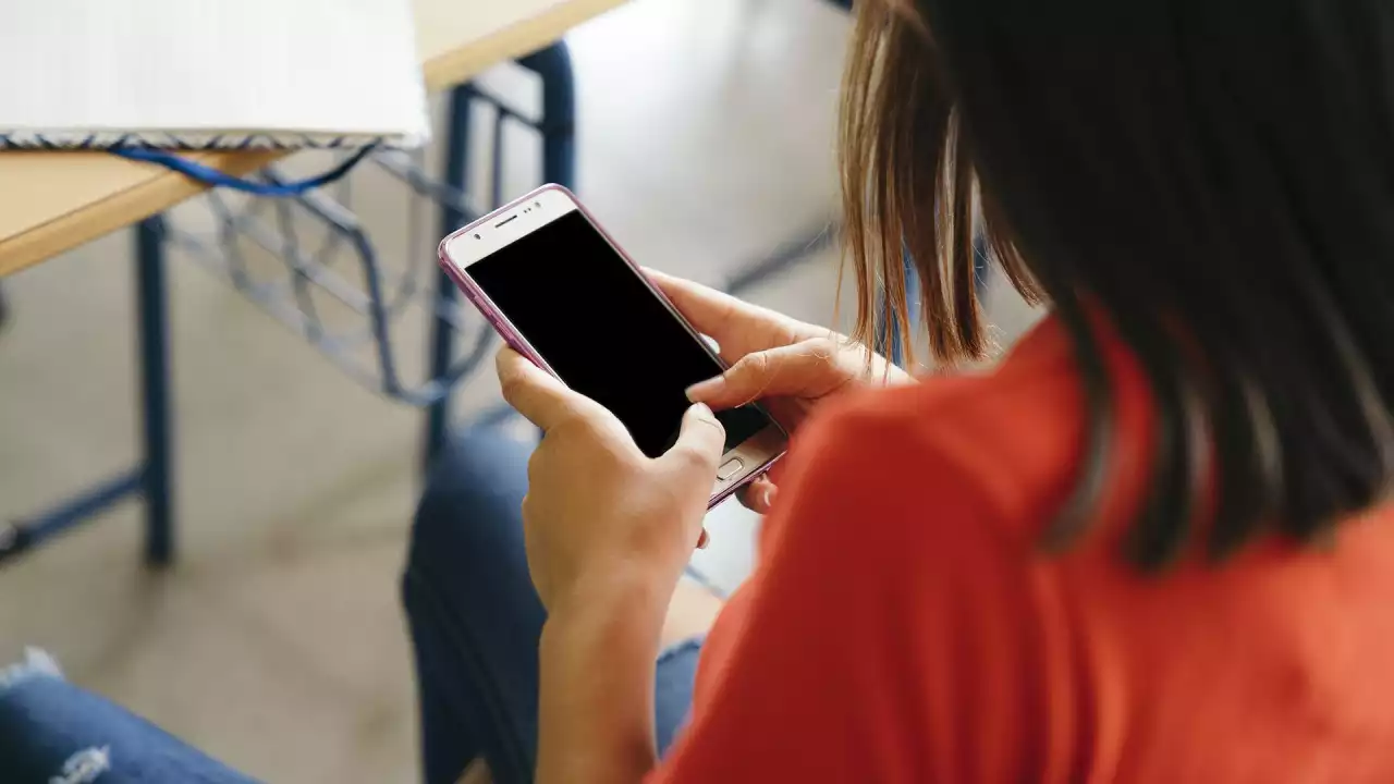 Қазақстан мектептерінде оқушылар телефон пайдаланғаны үшін ата-аналарына айыппұл салынады