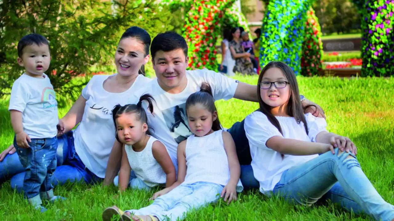 «Жақсы күйеу бола алмаған шығар»: Тұрсынбек Қабатовтың кенже қызы әкесіне қатысты жазба жариялады