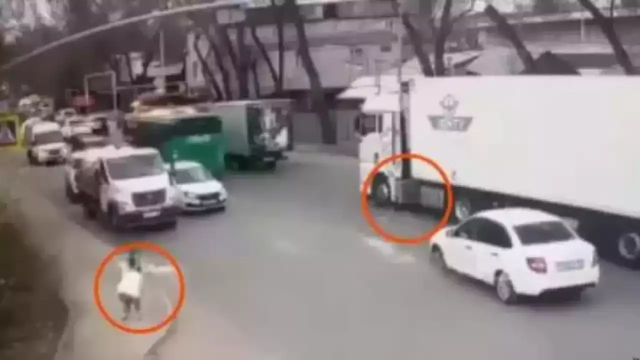 Алматыда 7 жасар қызды жүк көлігі қағып өлтірді: жүргізушіге сот үкімі шықты