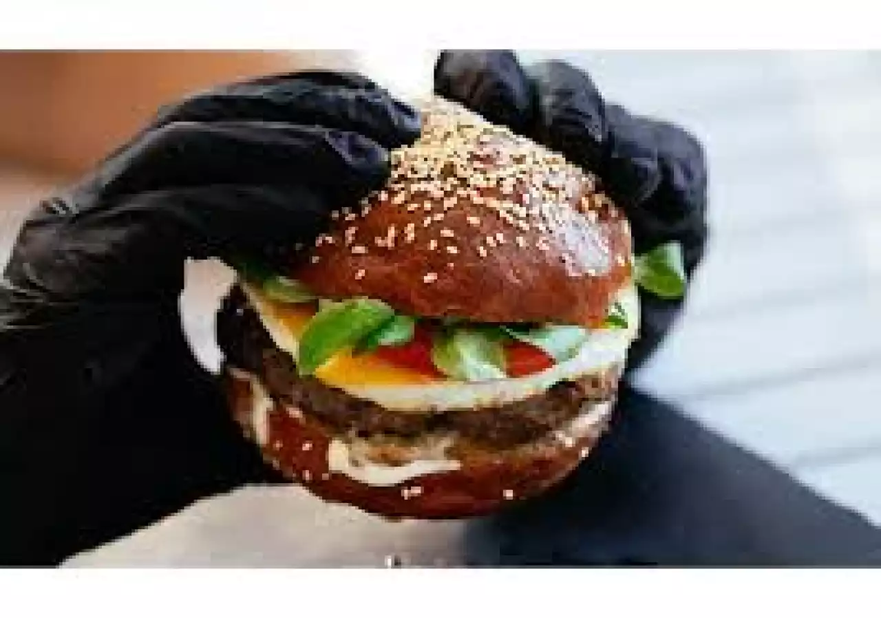 «Сэндвич пен бургер сатып алған»: Жамбыл облысында 12 оқушы жаппай уланып қалды