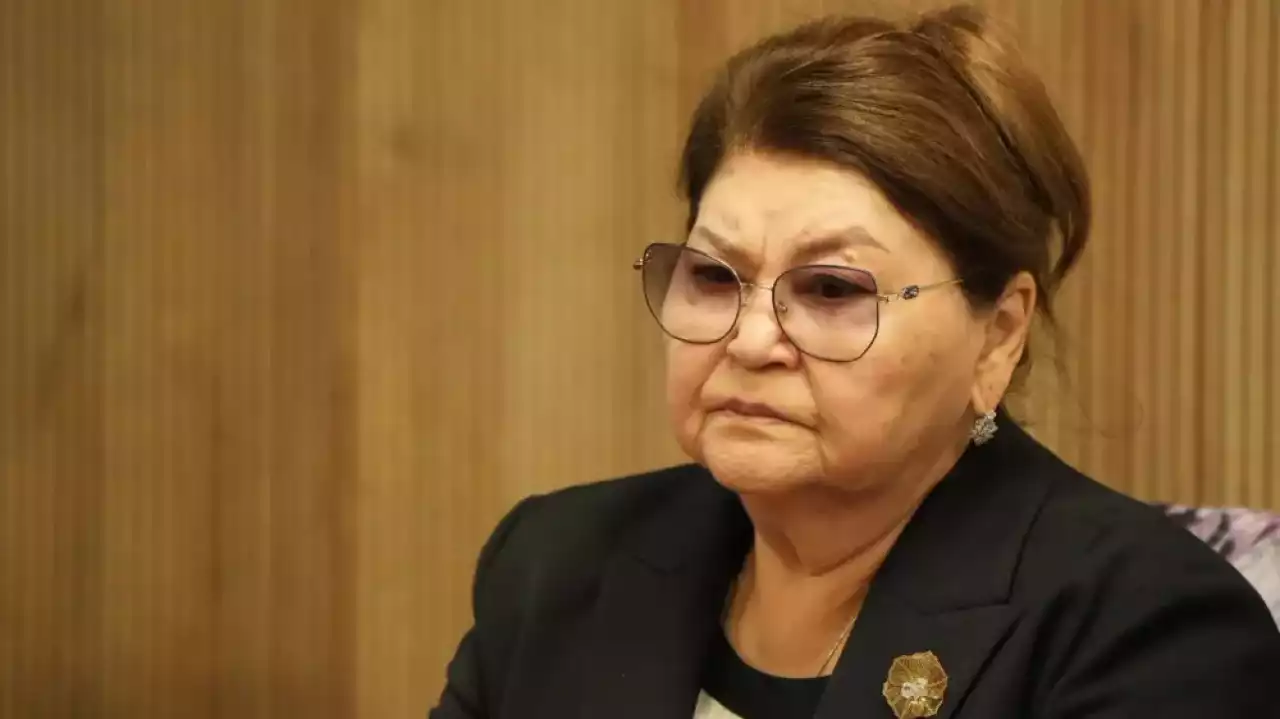 «Күйеуім қатерлі ісікке шалдыққан»: Бишімбаевтың анасы сотта жылап жіберді