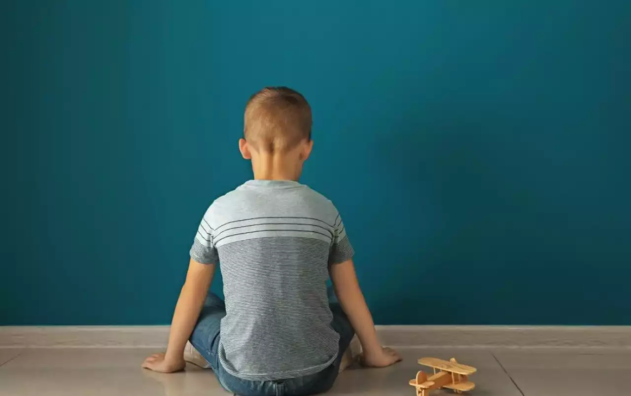 Қарағандыда әйел 4 жасар ұлының қолын байлап, оны үйде жалғыз қамап кеткен