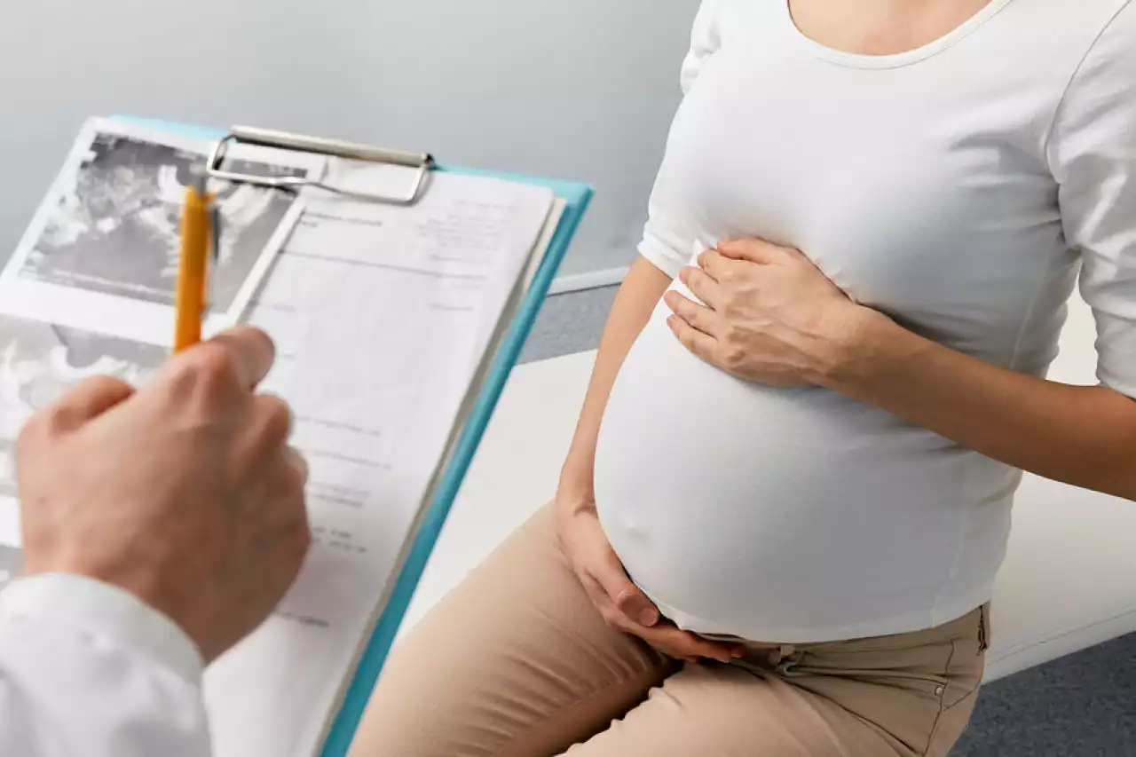 Ақтөбе облысында оқушы босанып қалды: оның жүктілігін анықтай алмаған дәрігерлер жұмысынан босатылды