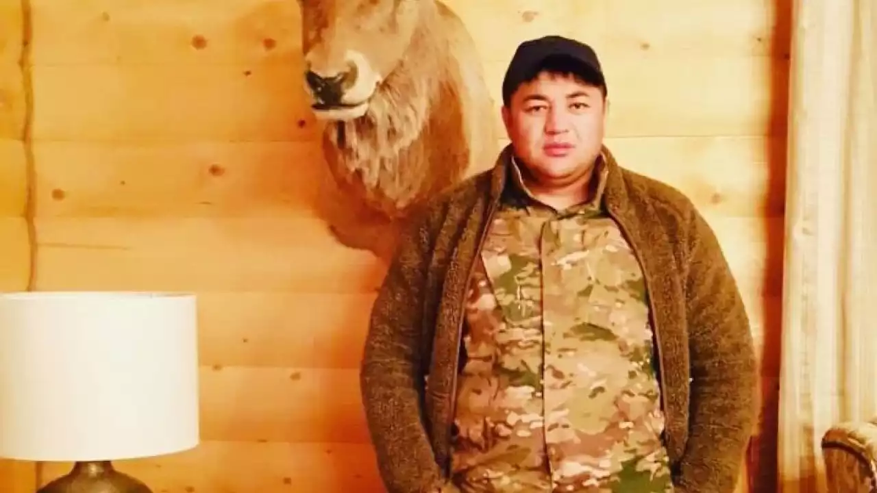 Сот залындағы терезе әйнегін сындырған Хасан Қасымбаевқа қандай жаза тағайындалуы мүмкін екені айтылды