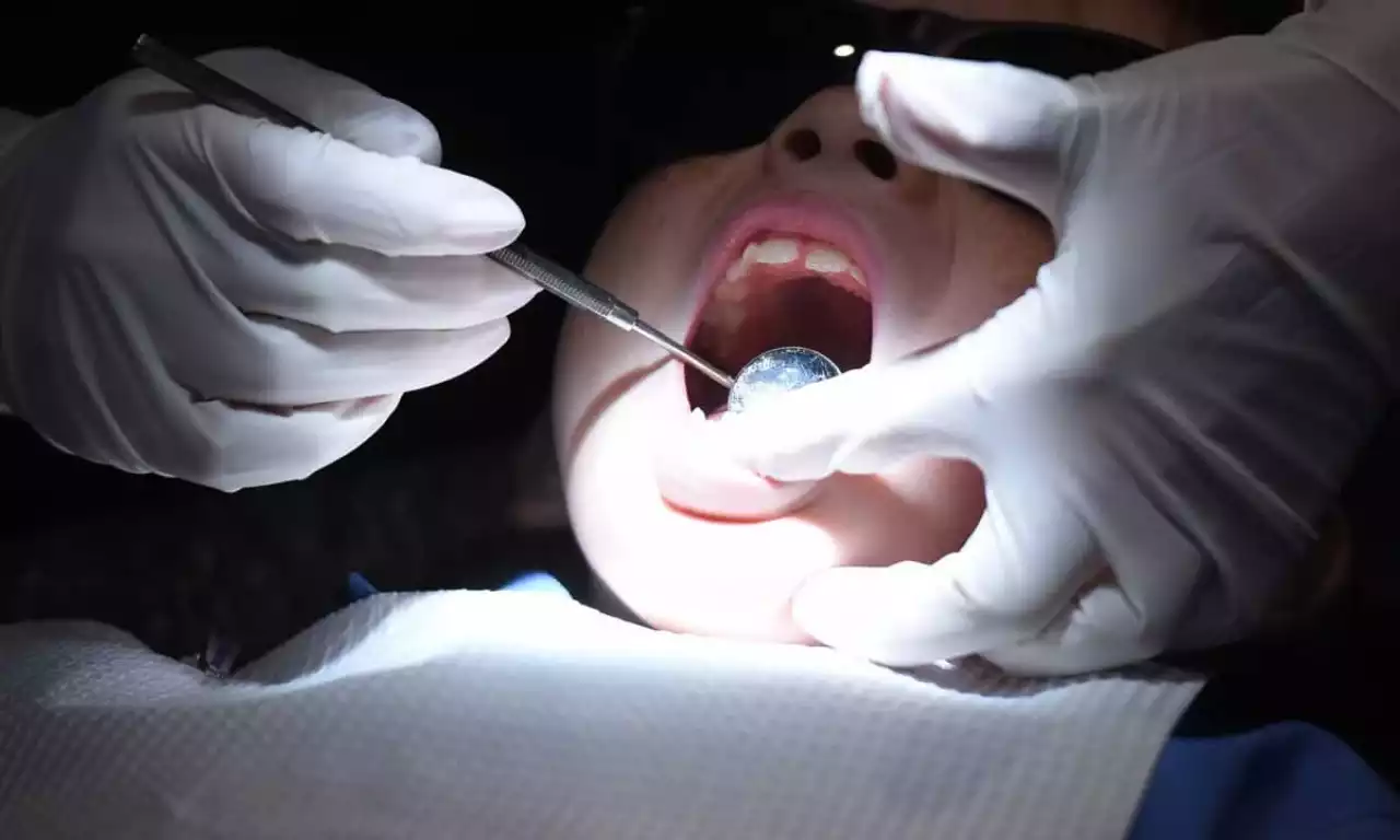 «18 тісін бірден емдемек болған»: Астанада стомотологқа апарған 3 жасар қыз көз жұмды