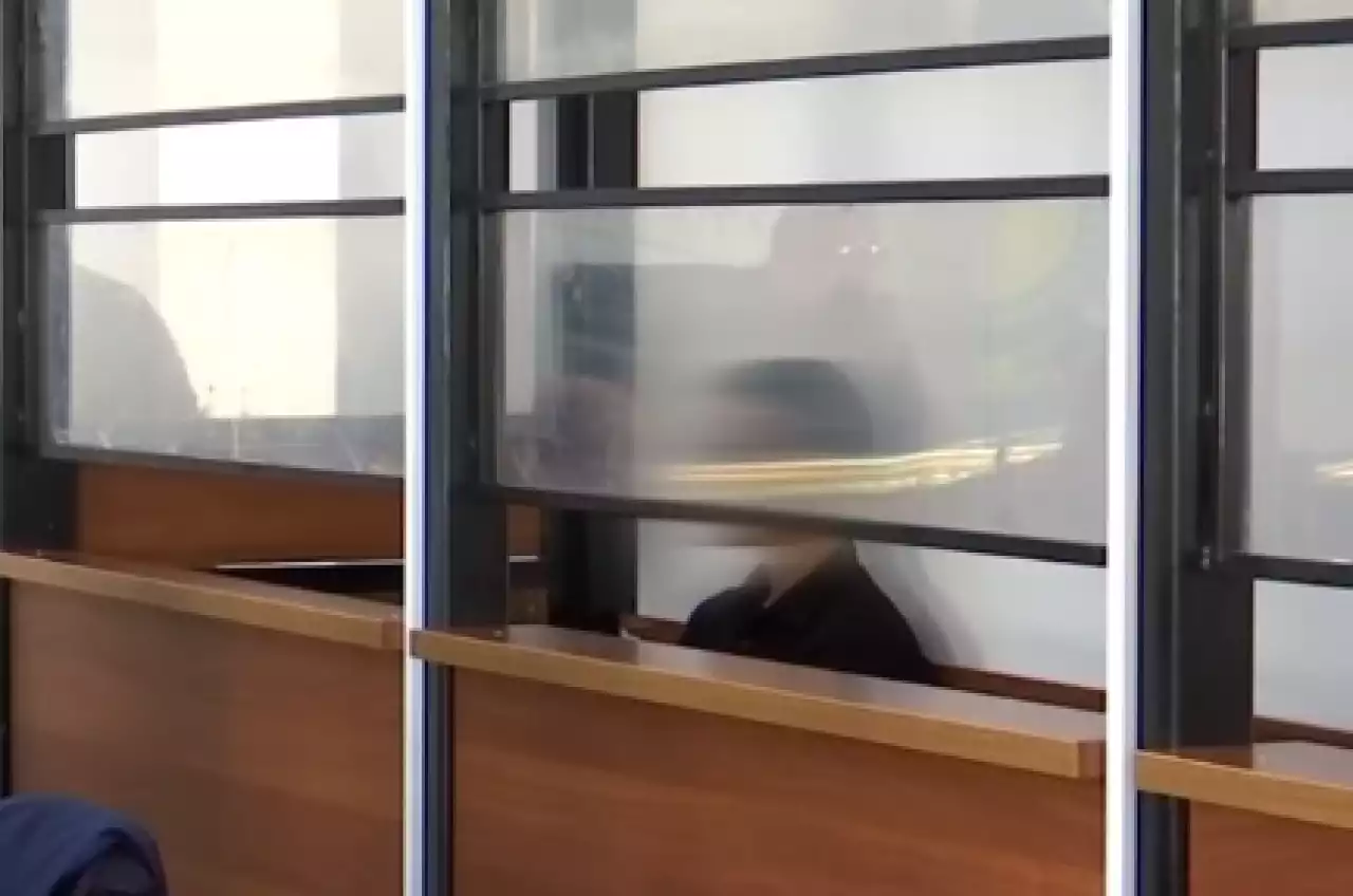 «Бейнекамераға қарап істеген»: Ақтөбеде воказлда пойыз бастығын пышақтап өлтірген жігітке қатысты сот басталды