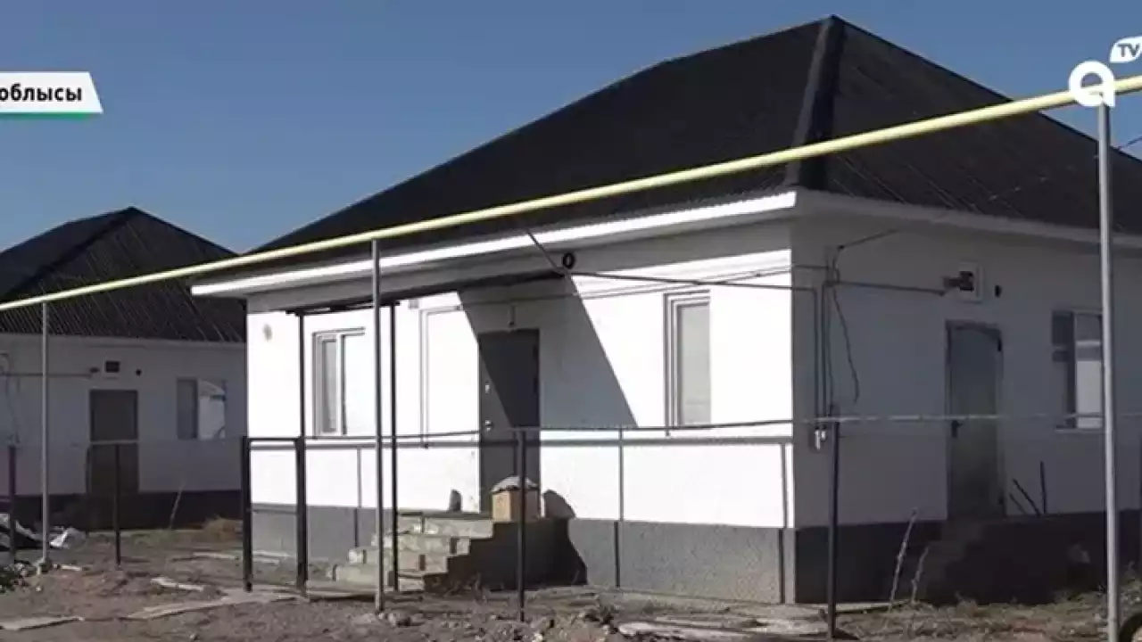 "Заңдастырғыларың келсе, 2 миллион теңге төлеу керек": Алматы облысында мемлекеттен берілген баспанаға қатысты дау шықты