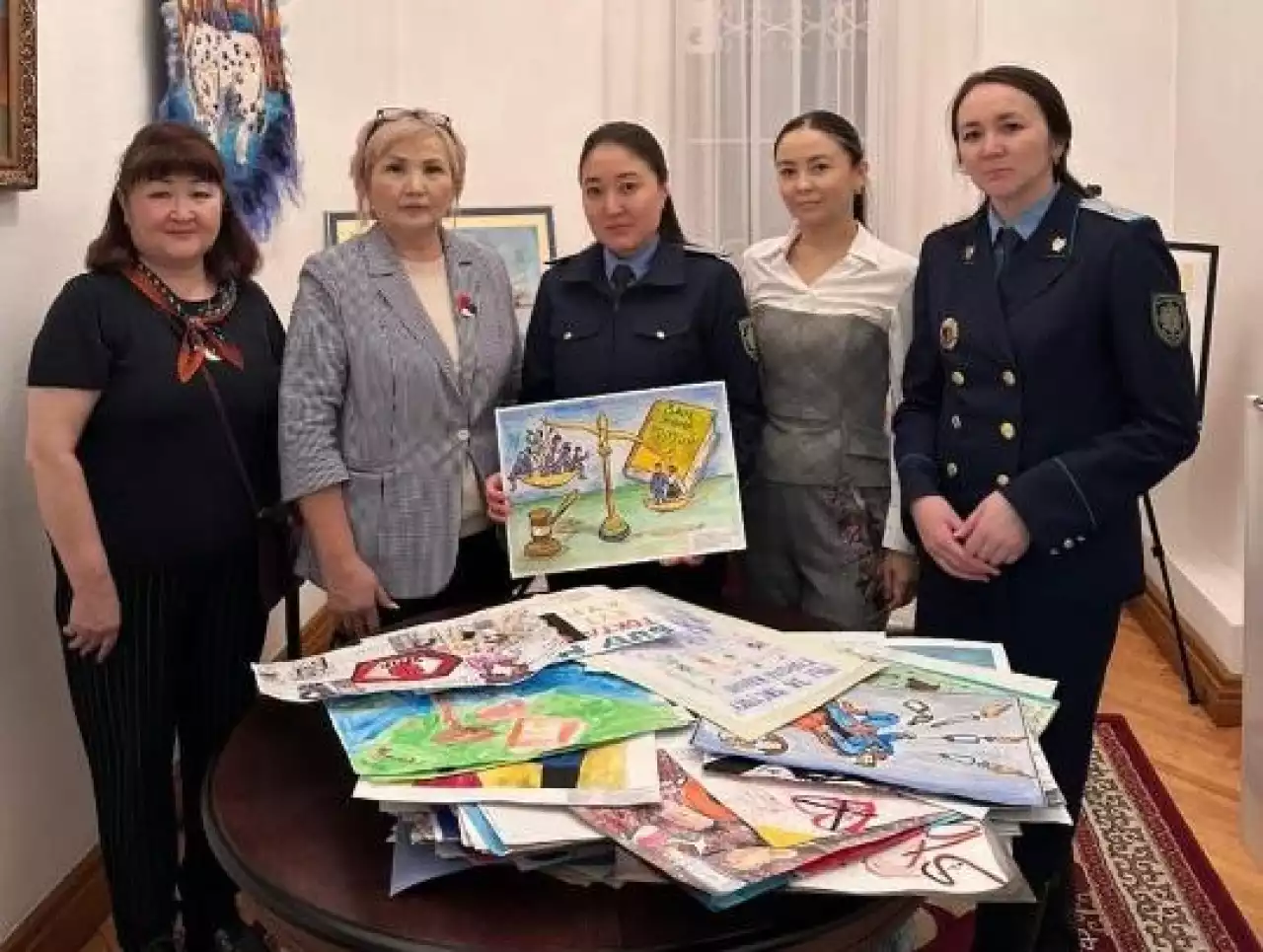 «Заң және тәртіп баланың көзімен»: елордада оқушылар арасындағы сурет байқауының жеңімпаздары анықталды