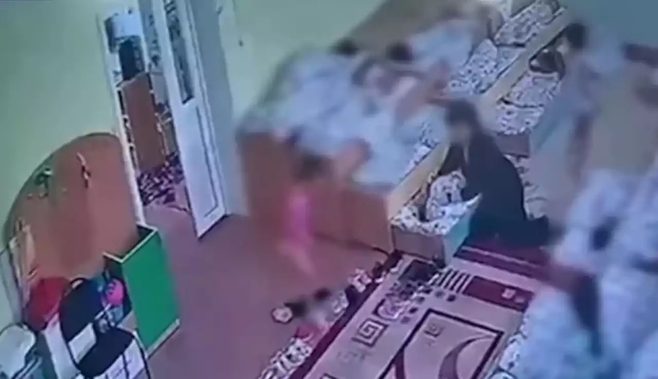 «Баламды көрпемен басып ұйықтатқан»: Семейде ата-ана балабақша тәрбиешісінің жазаға тартылуын талап етеді