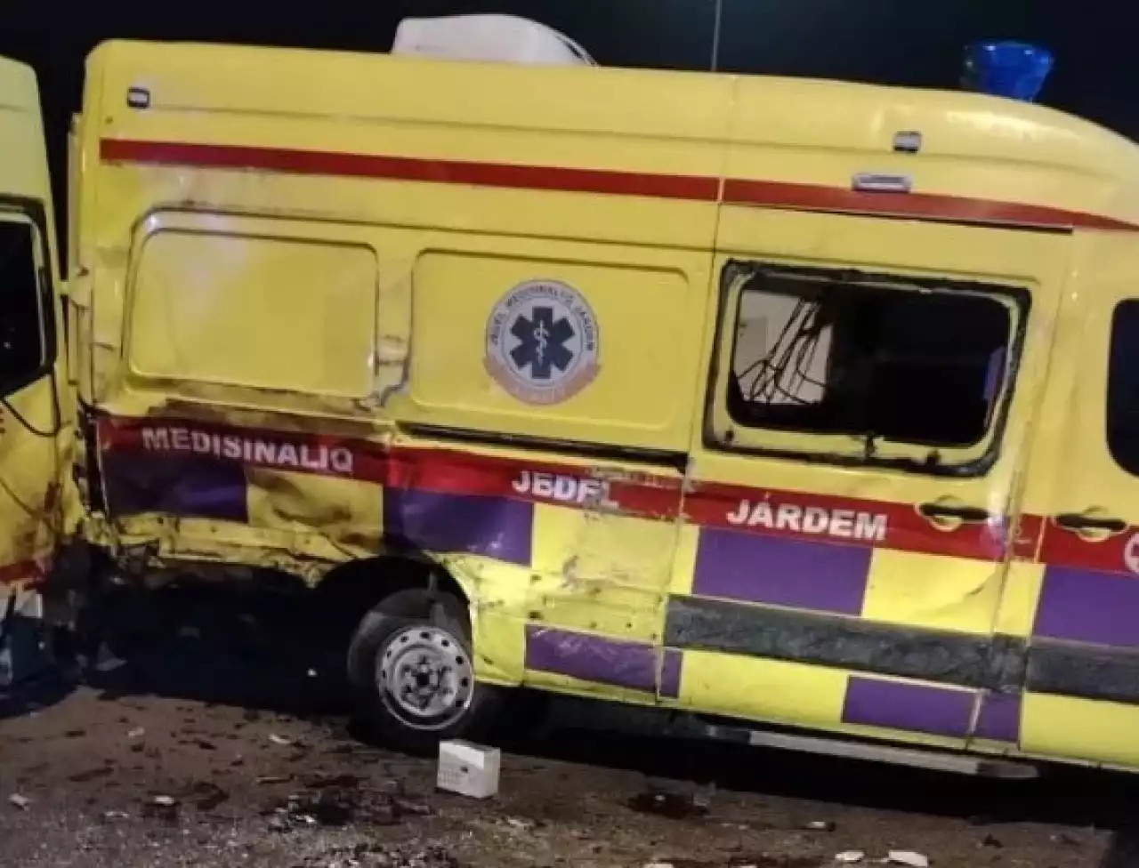 Алматыда жедел жәрдем көлігі жол апатына ұшырады: 23 жастағы фельдшер қаза тапты