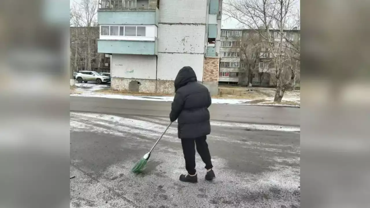 Екібастұзда кафеде мас күйде төбелес шығарған қыз сот шешімімен аула тазартатын болды