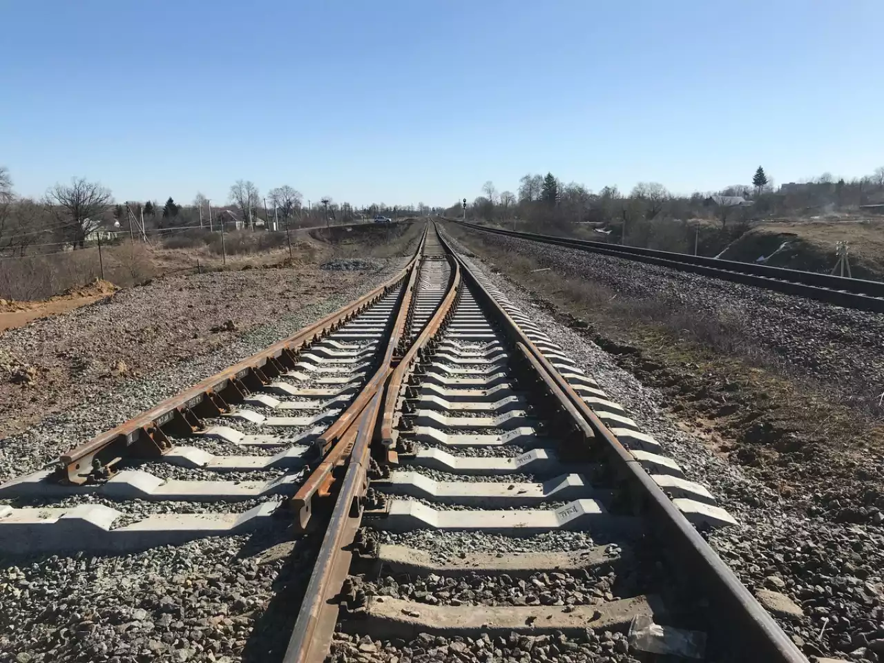 Қарағанды облысында жүк пойызы рельс ауыстырып жатқан төрт жұмысшыны басып кетті