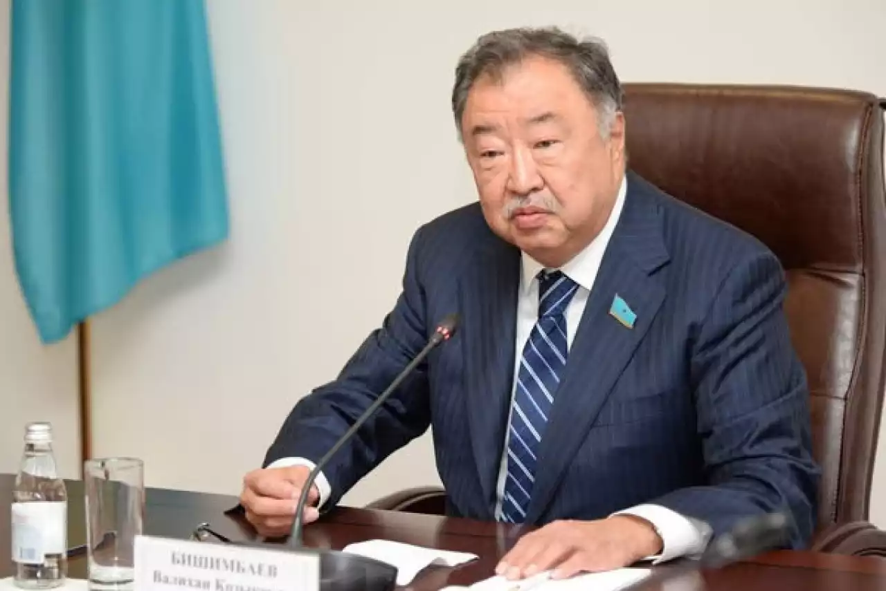 «Ақшаңыздың бәрін қайтарамын. Нан ұрсын»: 1 миллион долларға қатысты іс бойынша Бишімбаевтың әкесінен сотта жауап алынды