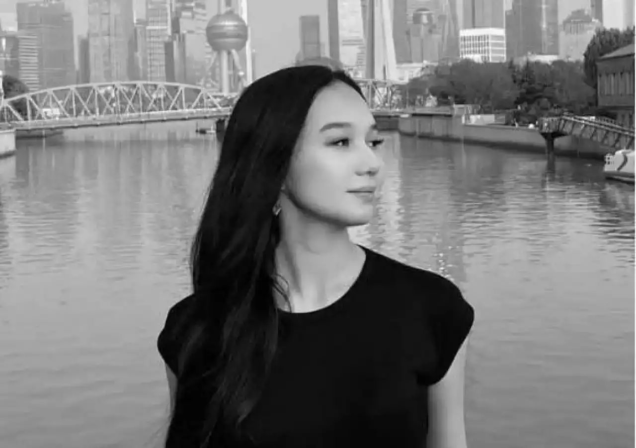 «Өз-өзін өлтірген жоқ, кісі қолынан кетті»: Алматыда жетінші қабаттан құлап қайтыс болған Ақнәрдің анасы істің созылып кеткенін айтты