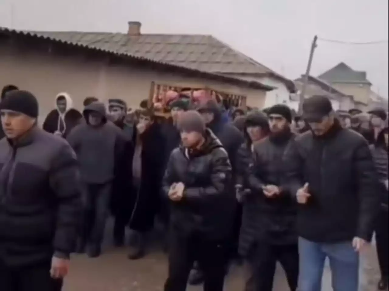 «Маған ұлым керек»: Тәжікстанда жасөспірімнің қолынан қаза тапқан 10 жасар баланы жер қойнына тапсырды (ВИДЕО)