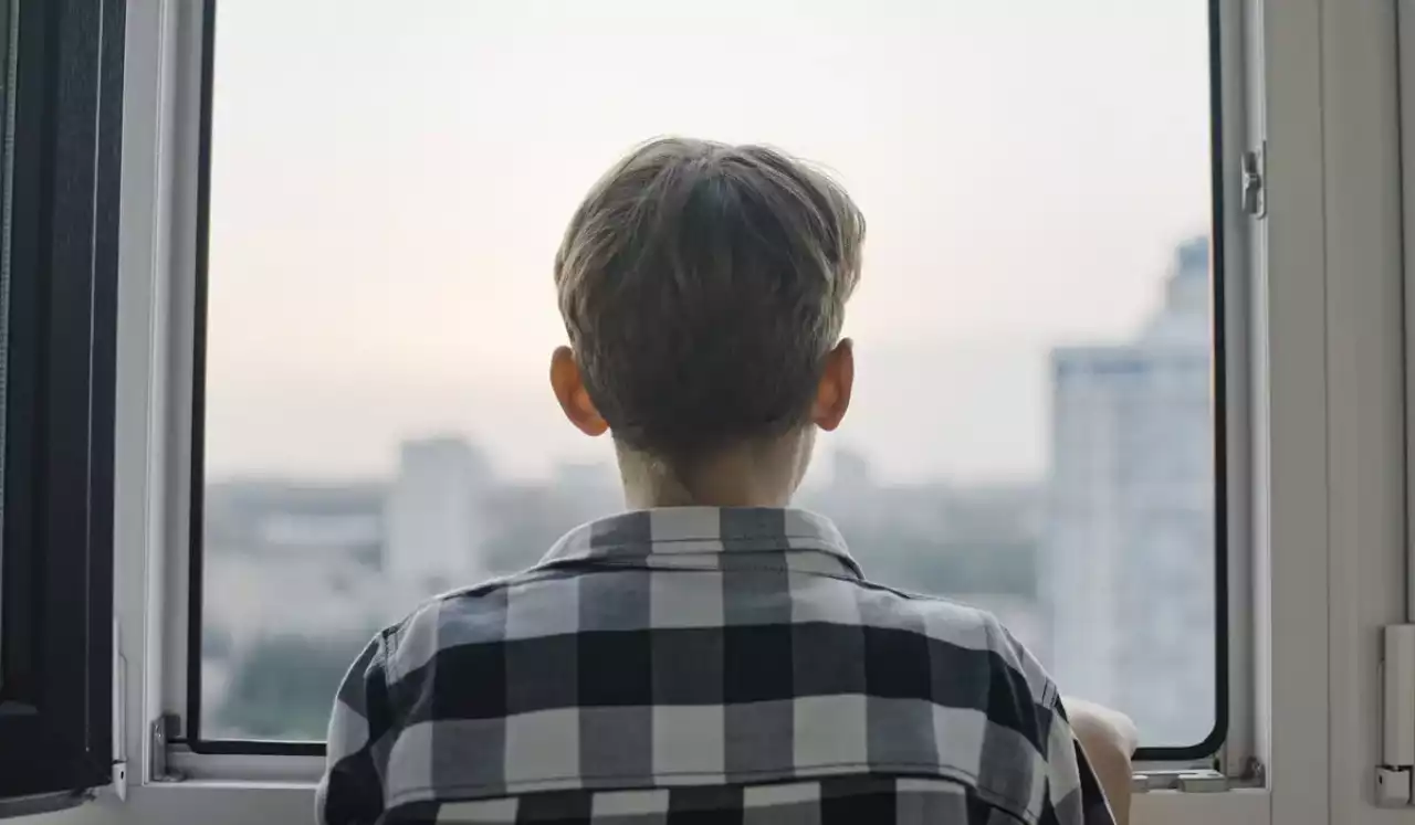 Өскеменде көпқабатты үйден секіріп кеткен 13 жастағы жасөспірім аман қалды