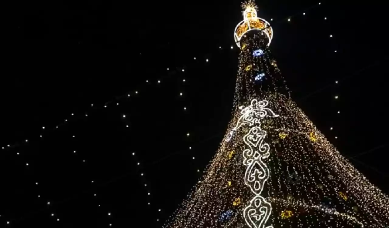 Павлодарда бас шырша ұлттық нақышта безендірілді: бес жұлдыздың орнына сәукеле кигізілген