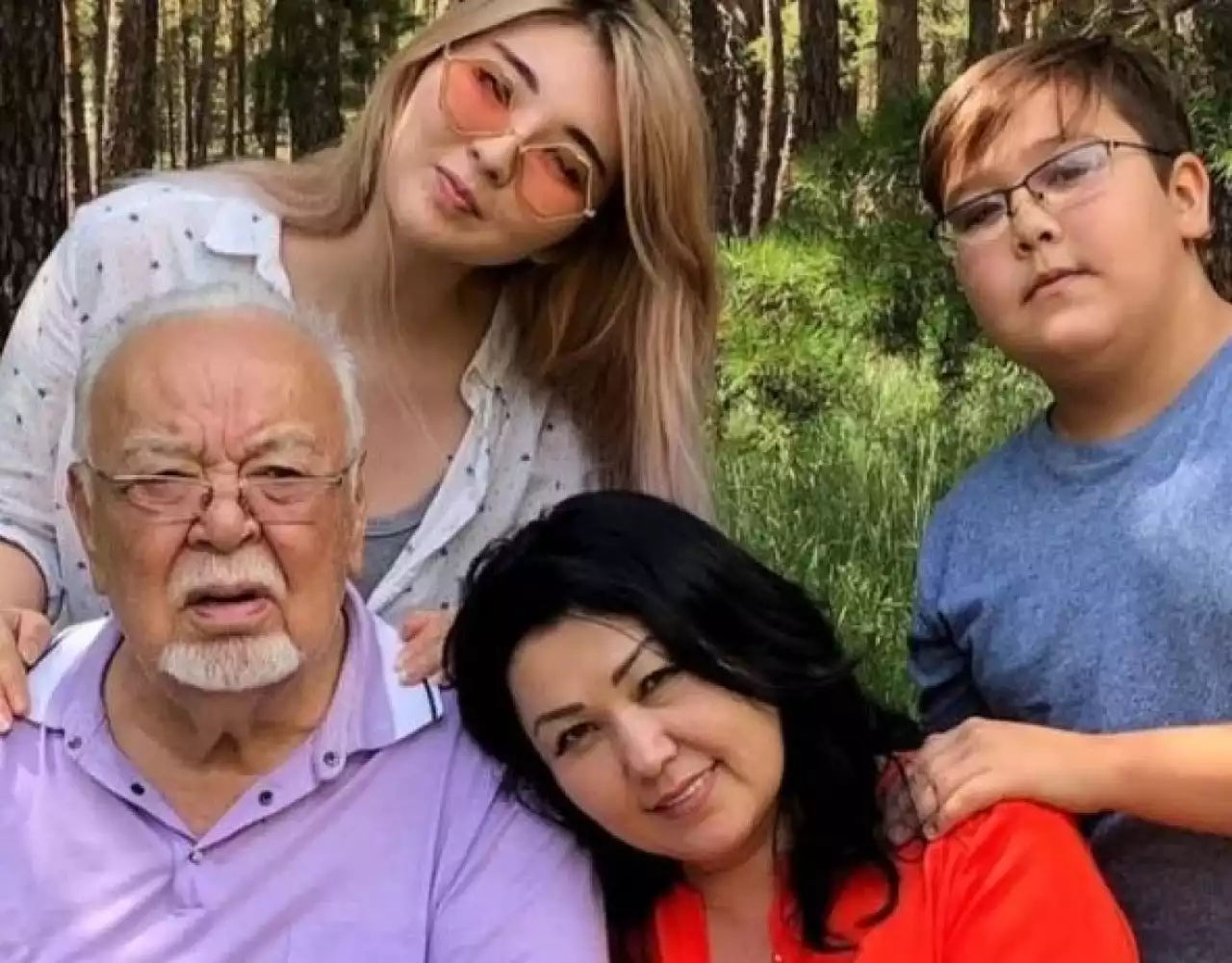 «Сізді сүйіспеншілікпен еске аламыз»: Асанәлі Әшімовтің үшінші некесінен туған қызы жазба қалдырды