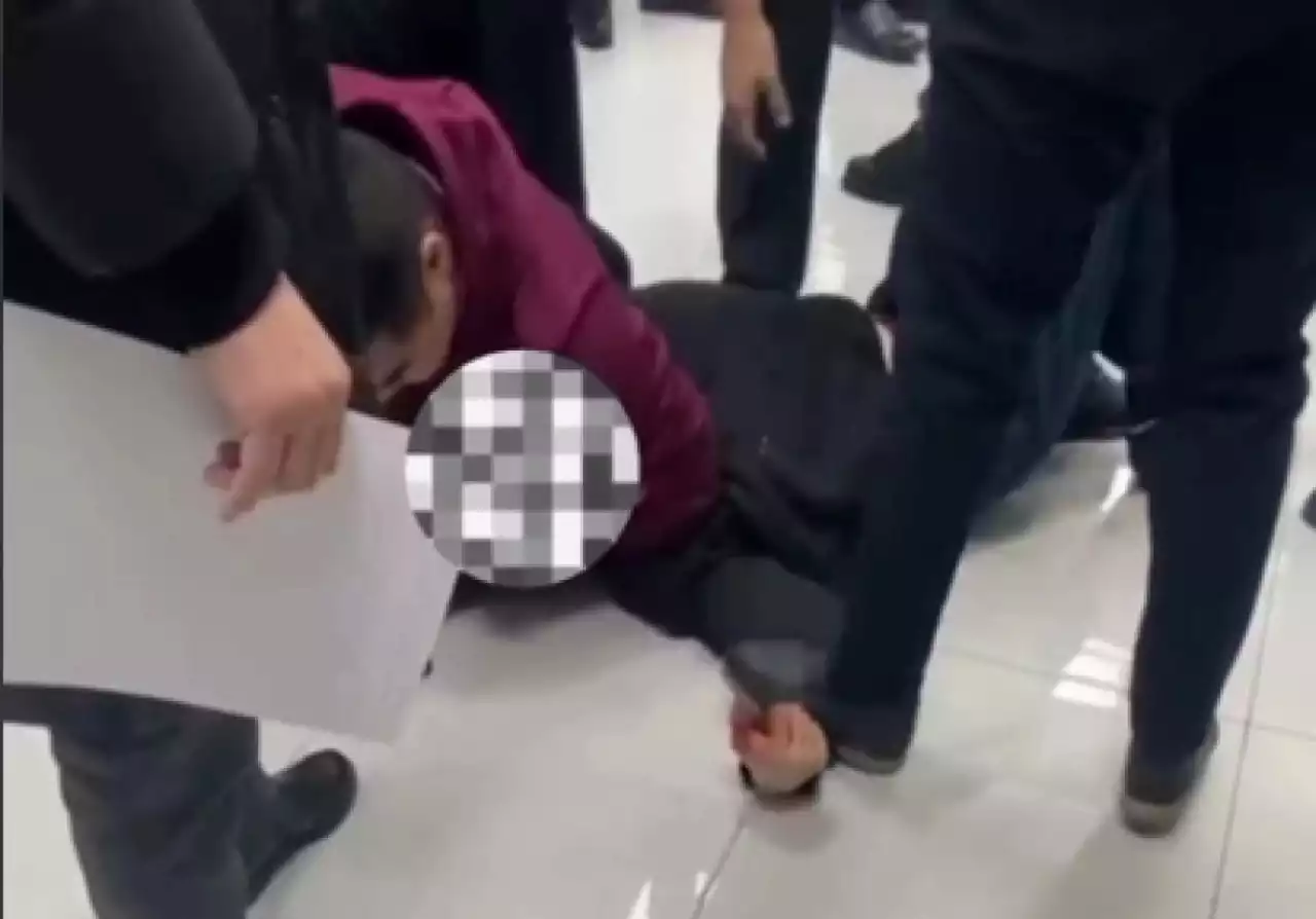 Алматыда студент оқытушысына пышақпен шабуыл жасады: мұғалім жұмысына оралды