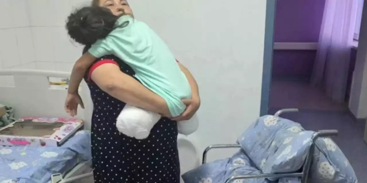 Астанада автобус апатынан екі аяғынан айырылған 8 жасар қыздың отбасына баспана берілді