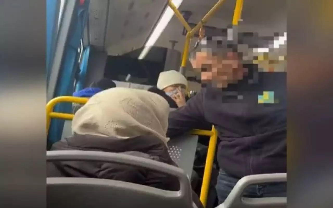 Алматыда жүргізуші үстінен жағымсыз иіс шыққан кейуананы автобустан түсіріп жіберген