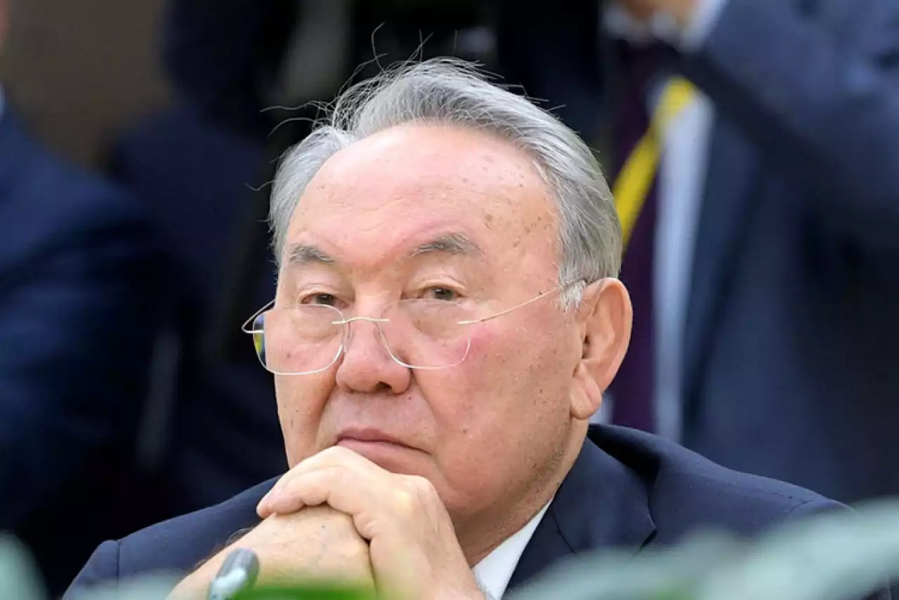 “Бұл не қылған сүмеңдеген жүріс?!”: депутат Нұрсұлтан Назарбаевқа шетелге шығуына тыйым салуды ұсынды