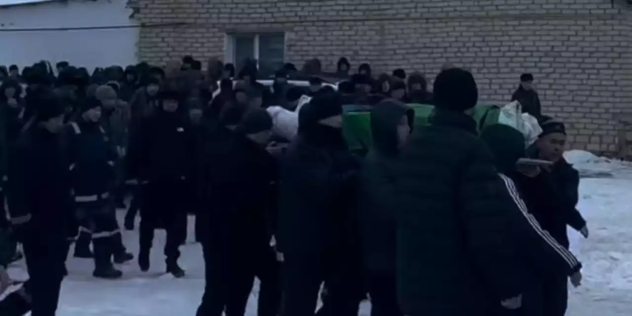Атырау облысында мәйіті сарайдан табылған ерлі-зайыптыны ауыл халқы ақтық сапарға шығарып салды