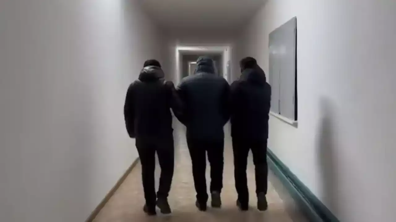 Қызылордада ер адам көршісі мен 34 дастағы қызын пышықтап кетті